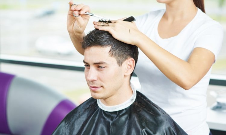 Végétalement Provence - Claire et Séverine Saint-Denis - Salon de coiffure avec produits végétaux